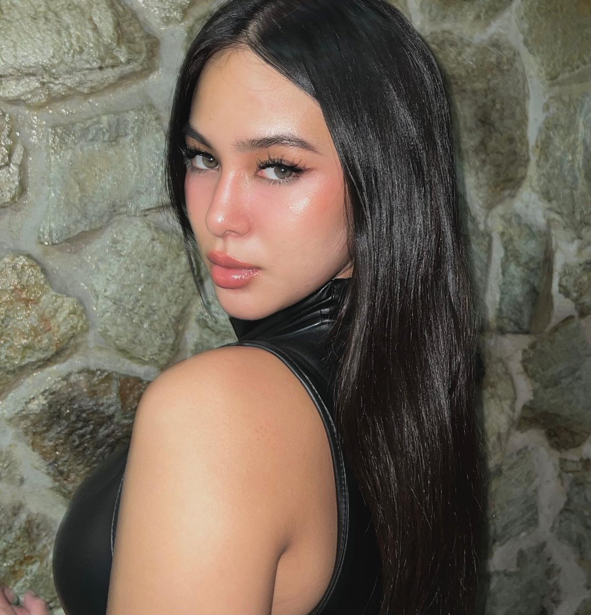 itsmealexaching's tweet photo. Look into my eyes 👀 https://t.co/18Kja6Q4jA