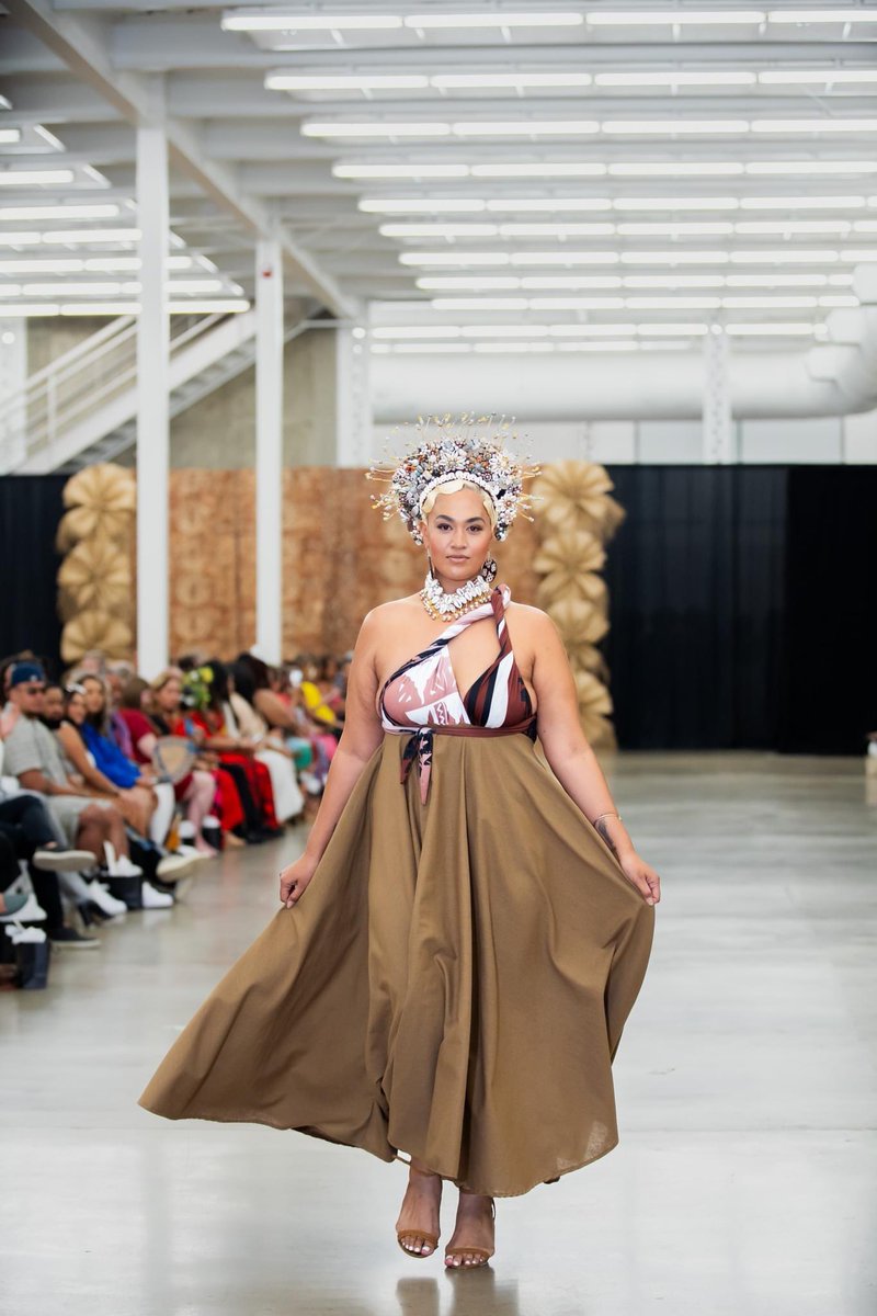 epeli_tuibeqa's tweet photo. Met her at the BottegaFashion Fesitval in2018 while backstage and all I wanted was to have been invited to show so she could wear KuiViti. Fast forward to 2023 and all she was saying was “biiihhhhhhh I know thasssss rryyytttt” as I was dressing her in Utah😬. @VPomee is a vibe!!! https://t.co/wDrOZw8YtJ