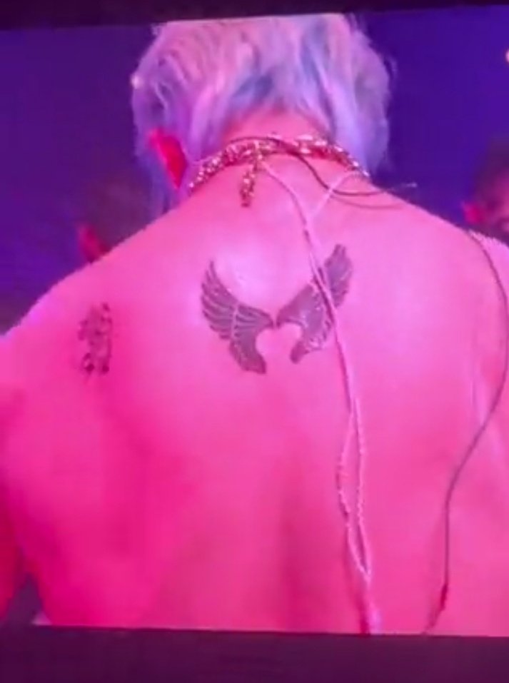 Stray Kids fans 'can't breathe' as Felix strips off shirt and reveals back  tattoo