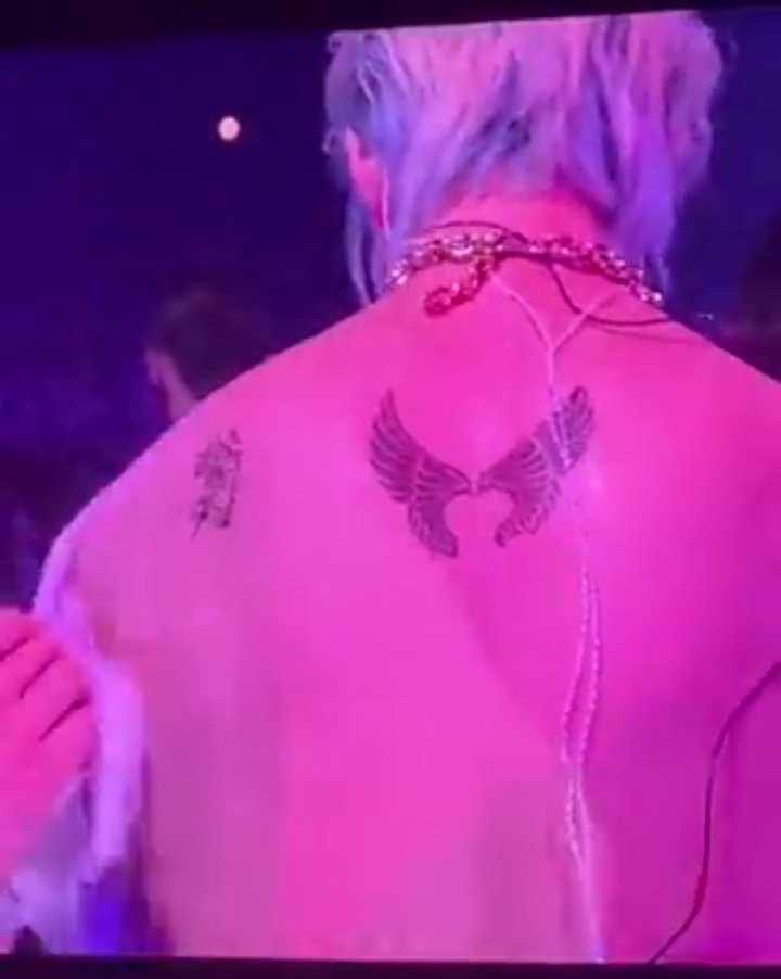 Felix shows off a back tattoo at the Stray Kids concert today.