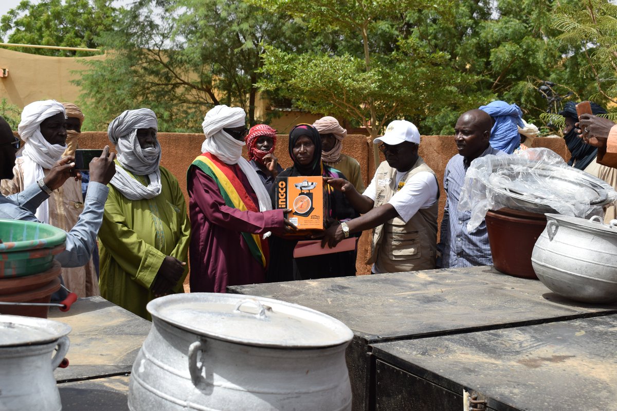 help_mali's tweet photo. Le 3 août 2023 à Ansongo, @help_mali a organisé une remise de kits de transformation des produits agricoles et maraîchers à 5 groupements féminins. Chaque groupe, composé de 50 femmes, a bénéficié d'un kit de transformation agroalimentaire complet.
#PATRIP #Allemagne #Danemark https://t.co/U6g8B28hYz