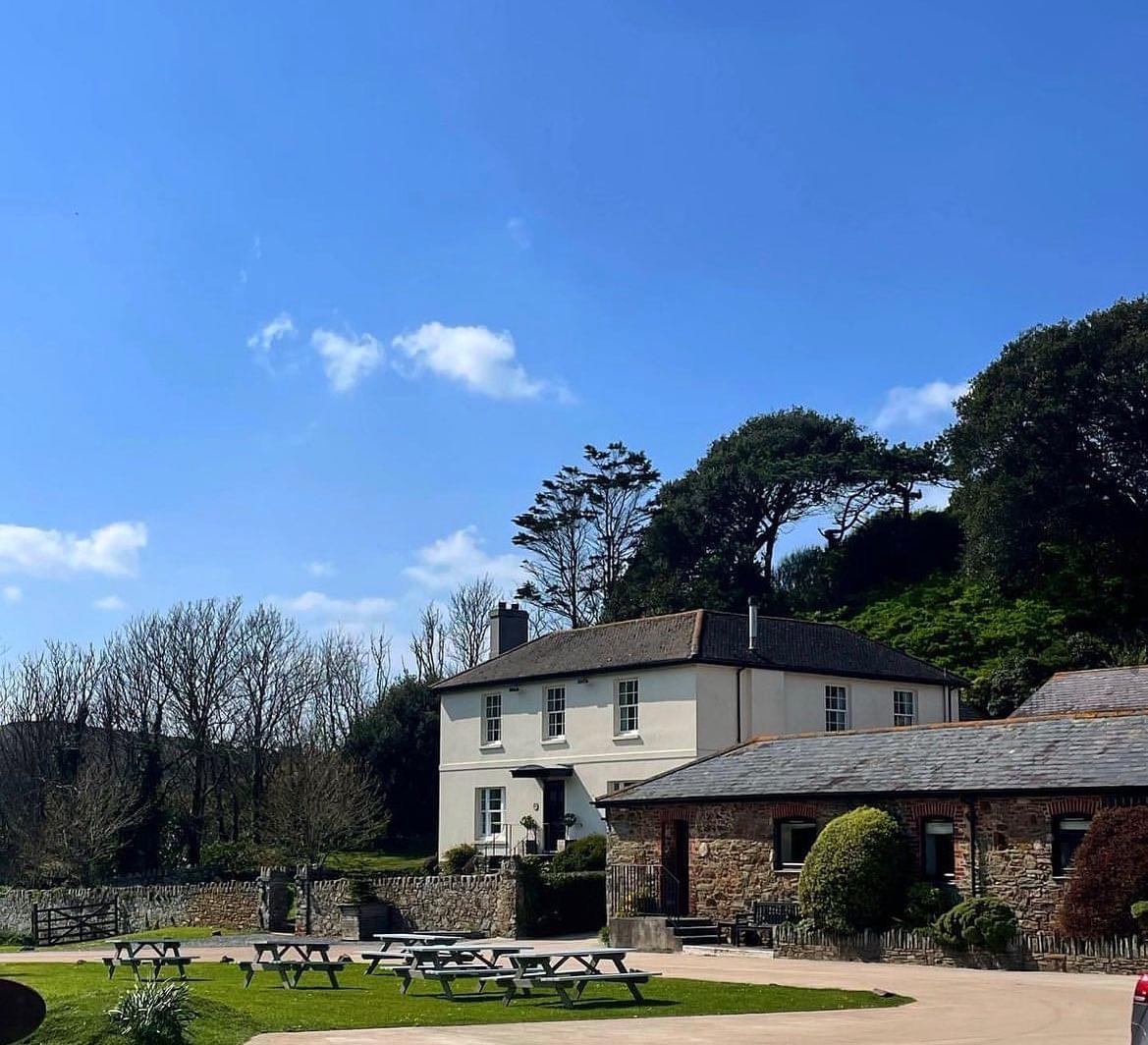 HopeBartonBarns's tweet photo. Barton House stands in an unrivalled, sunlit position and contains three apartments all with stunning views across the valley to the South and West of Devon ☀️

#HopeCove #BritishHoliday #UKHoliday #FamilyHoliday #Devon https://t.co/xK9IaKQhld