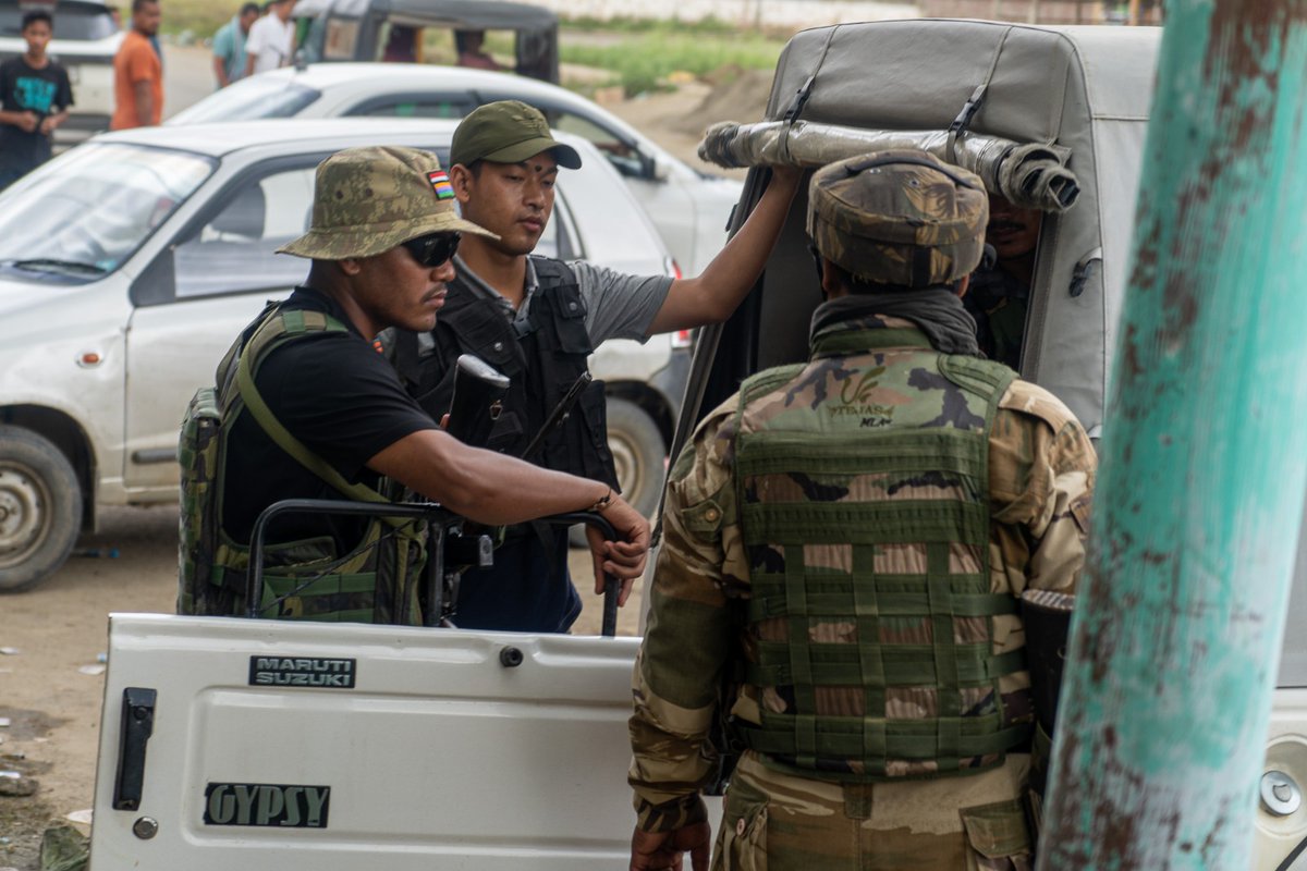 shaheenjournal's tweet photo. On Aug 6, I n @SahidFaris saw Arambai Tenggol members with military grade weapons (probably looted from armouries)  interacting with state police commandos near Kwakta. When they saw Faris taking photos, they made him delete it at gunpoint. 1/2 https://t.co/QR9XLms7lJ