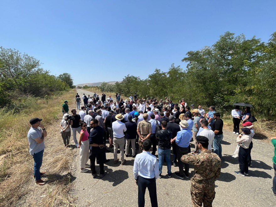 karabach24's tweet photo. 📢 Hikmat Hajiyev: “De #weg Agdam-Askaran-Khankandi is klaar, functioneel en open voor levering van alle benodigde goederen. Met het diplomatieke corps en internationale media zijn we op pad en kijken richting #Askaran. 🇦🇿 bouwt wegen, geen muren!” ☮️🛣️ https://t.co/5JAc9ydZ6k