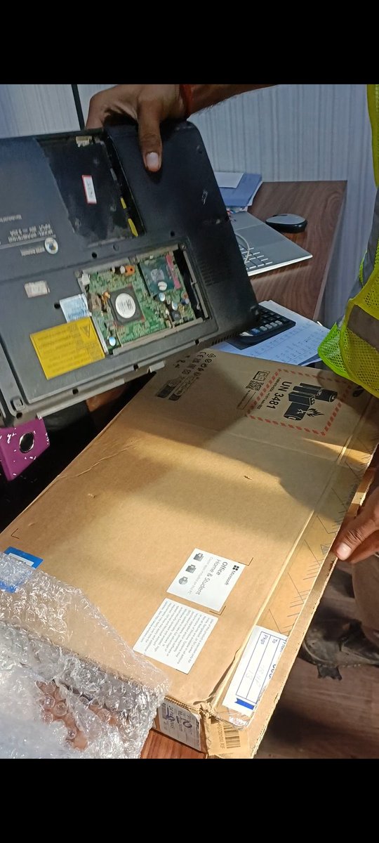 sujeetxxx's tweet photo. I have ordered HP laptop  flipkart but I received wrong and damaged item which is wipro. It's maximum parts is missing and too much old. Also there is no IMEI and serial no. In tax invoice. Since 8 days I am suffering @jagograhakjago @PiyushGoyal @flipkartsupport @Flipkart https://t.co/BMs44HJg3K