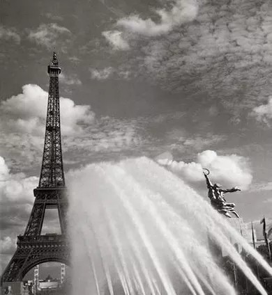 Eva Besnyö.
La Tour Eiffel à l'Exposition Internationale 
1937. Paris