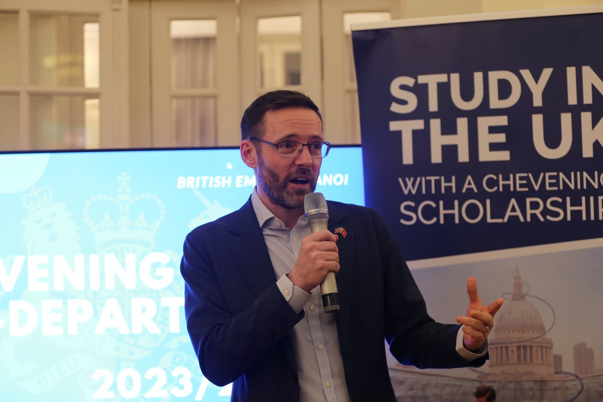 UKinVietnam's tweet photo. Our Ambassador @IainFrew is pleased to host a @CheveningFCDO Pre-Departure Briefing &amp; Reception with Vietnamese scholars batch 2023/2024. We wish you a fantastic journey filled with great learning and memorable experience in the UK. https://t.co/XYTf9r46zd