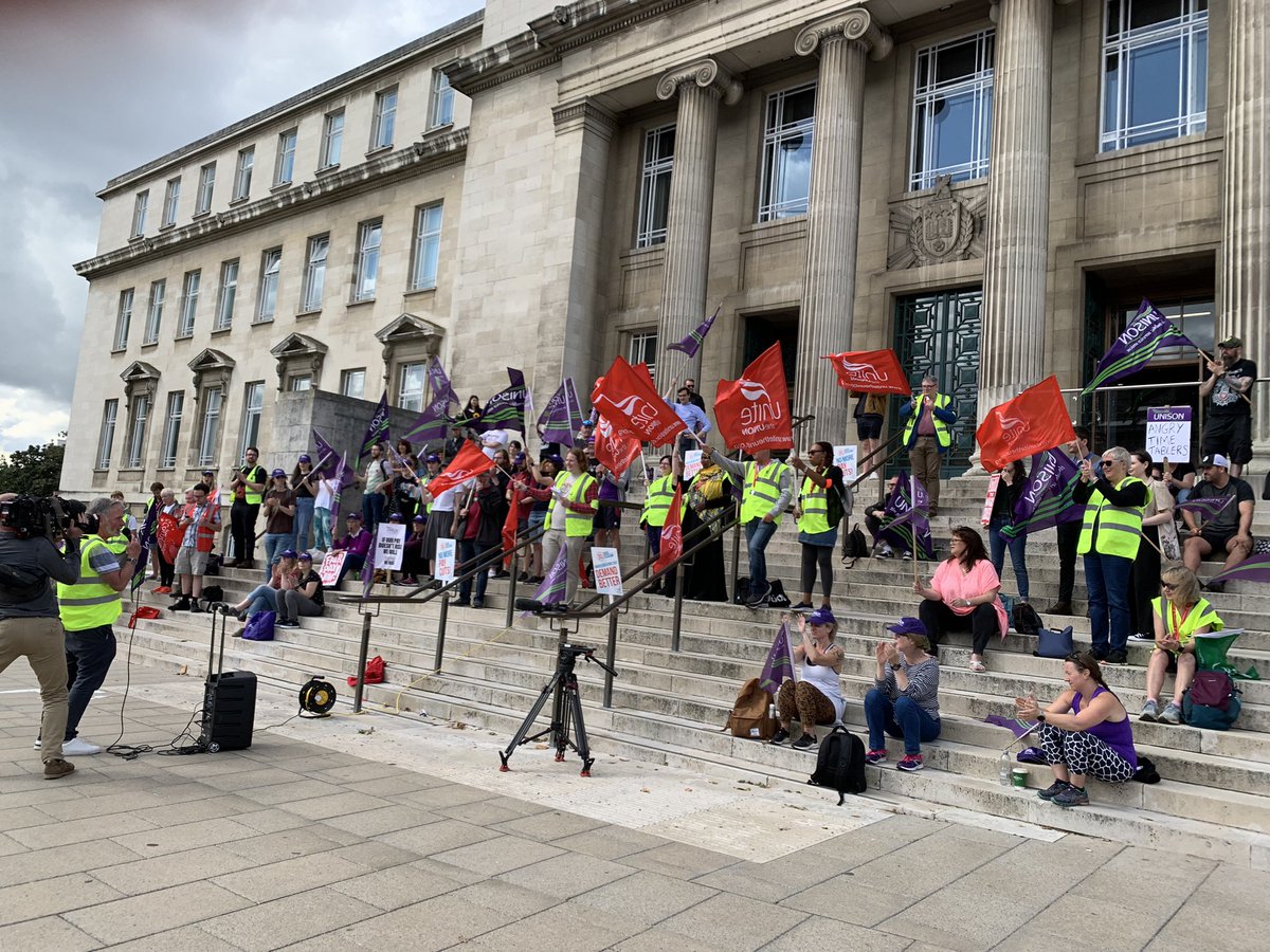 More action on the Parkinson Steps today in Leeds. Even had a visit from @itvcalendar to listen to why we are having to take strike action @UoLUnison @LeedsUniUnite @UNISONinHE