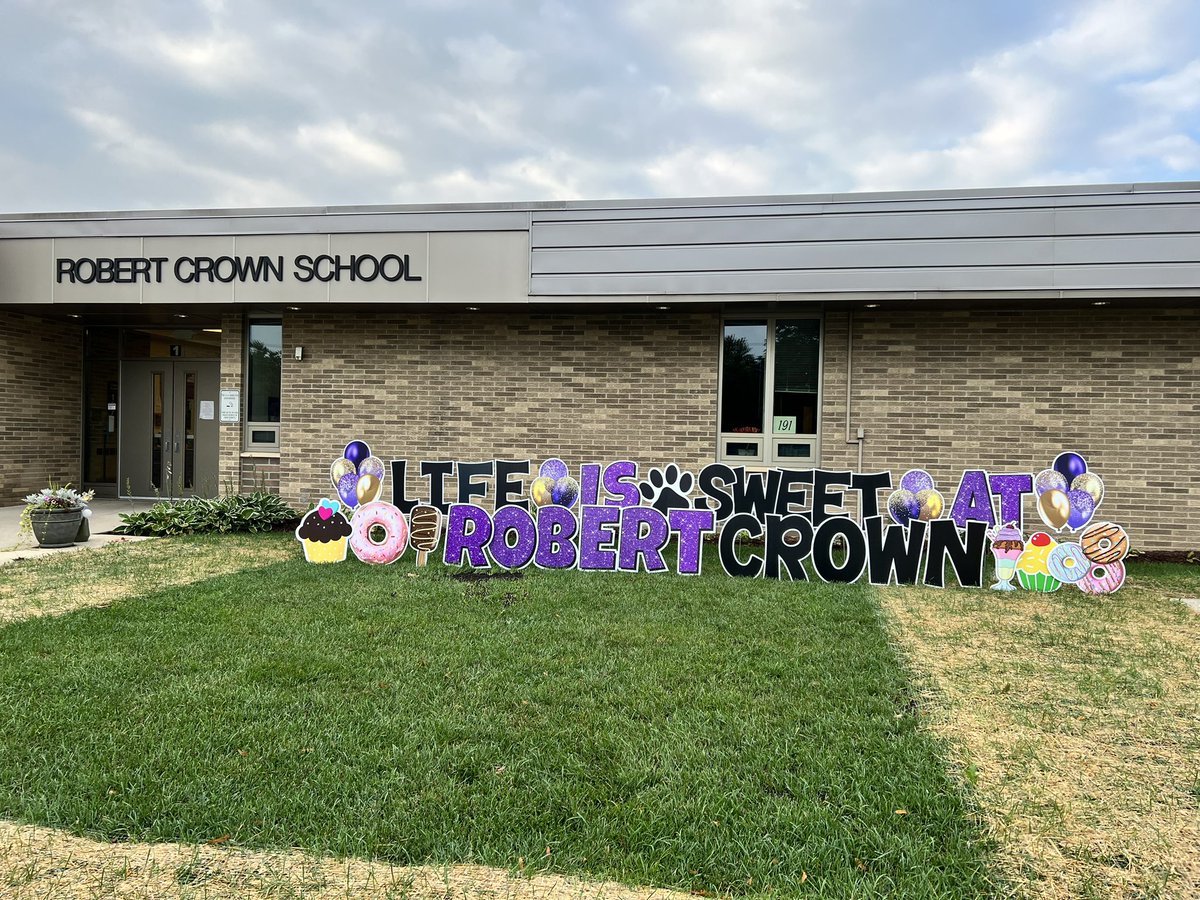 Robert Crown is so excited for another great year! Thank you PTO for decorating the front! @RobertCS118 #d118