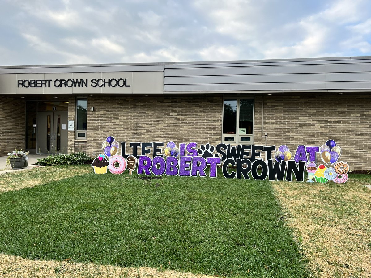 Robert Crown is so excited for another great year! Thank you PTO for decorating the front! <a href="/RobertCS118/">Robert Crown School</a> #d118