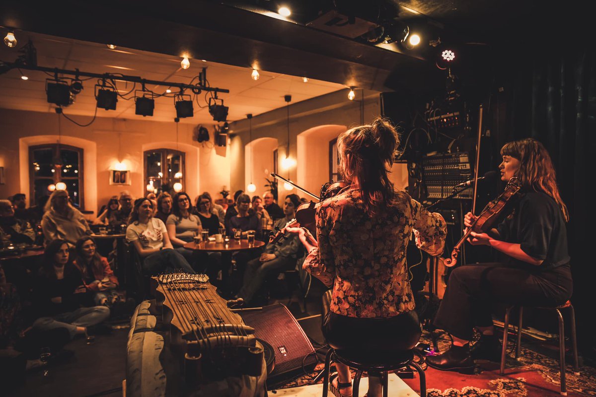 RheingansSis's tweet photo. UK dates very soon! looking forward to playing for you x

15/9 Kendal @breweryarts 
16/9 Malvern @MalvernCube 
17/9 Leamington 
18/9 Sheffield SOLD OUT
19/9 Sheffield 1 ticket left!
20/9 Bristol 
21/9 London @cecilsharphouse 
23/9 Honiton
24/9 Stroud https://t.co/q6Rjs6RCQG