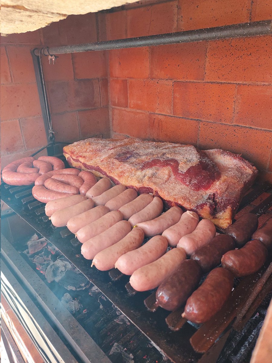 Cmeza_84's tweet photo. Servicio realizado el día d ayer a @lopezdure95 p/ celebrar su cumpleaños 🥳

Metimos costillar 7.300 kilogramos donde le dimos un poquito + d 4 horas d cocción 🔥

Gracias x elegirnos ☺️

Hacemos servicio x todo el país 🚚

Seguinos 👇🏻

https://t.co/JRIQY0cMob

#Escribinos
✍️🏻📲 https://t.co/GMqoSOLcN7
