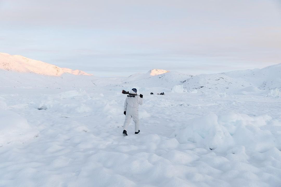 📸 A rifle in Greenland, by @Jonny_Pickup_