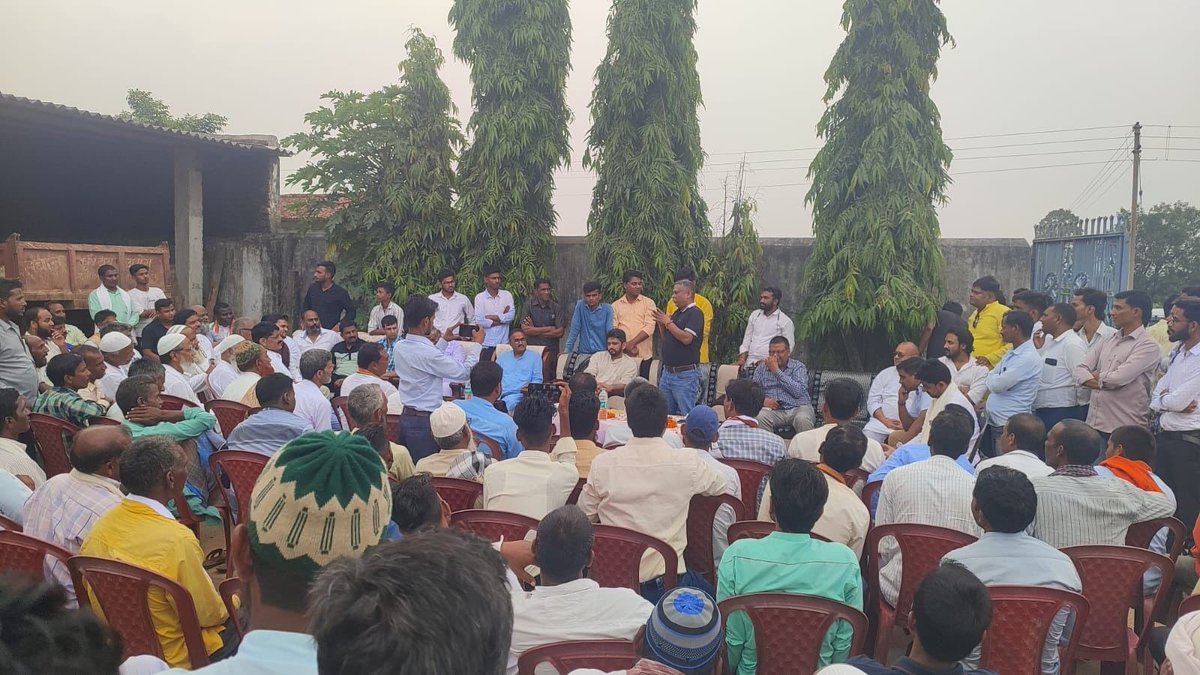 aadi_surguja's tweet photo. आज #बलरामपुर जिले के महावीरगंज (चोराटांड़) प्रवास के दौरान क्षेत्रवासियों से मुलाकात की। इस भेंट-मुलाकात के अवसर पर उनका हाल-चाल जाना और क्षेत्र संबंधी मसलों पर चर्चा की। https://t.co/e5Zx4CIPoS