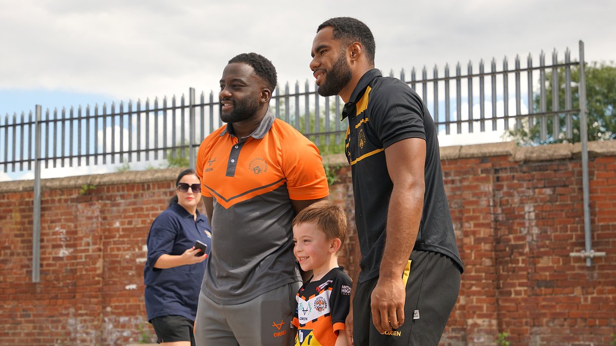 CTRLFC's tweet photo. 😀 All smiles

🙌 @JasonQareqare &amp; @MuizzMustapha popped down to Queen's Mill to visit youngsters from the Young People’s Empowerment Project

🙏 Thanks for having us, guys!

#COYF https://t.co/Spj2teNeVI