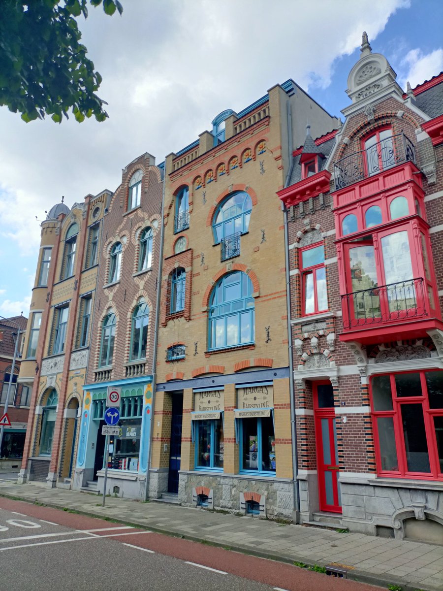 RuudvanCasteren's tweet photo. In Venlo aan rand van stad staat dit schitterend blok huizen uit de  eind 19e begin 20e eeuw. Het hoekhuis heeft mooie ornamenten boven de ramen met panter en apen. Toch anders dan  saaie huisbouw anno 2023 #neoclassicisme #jugendstil #venlo #huizenbouw #woningen #negentiendeeeuw https://t.co/b2Y5ff4Nvg