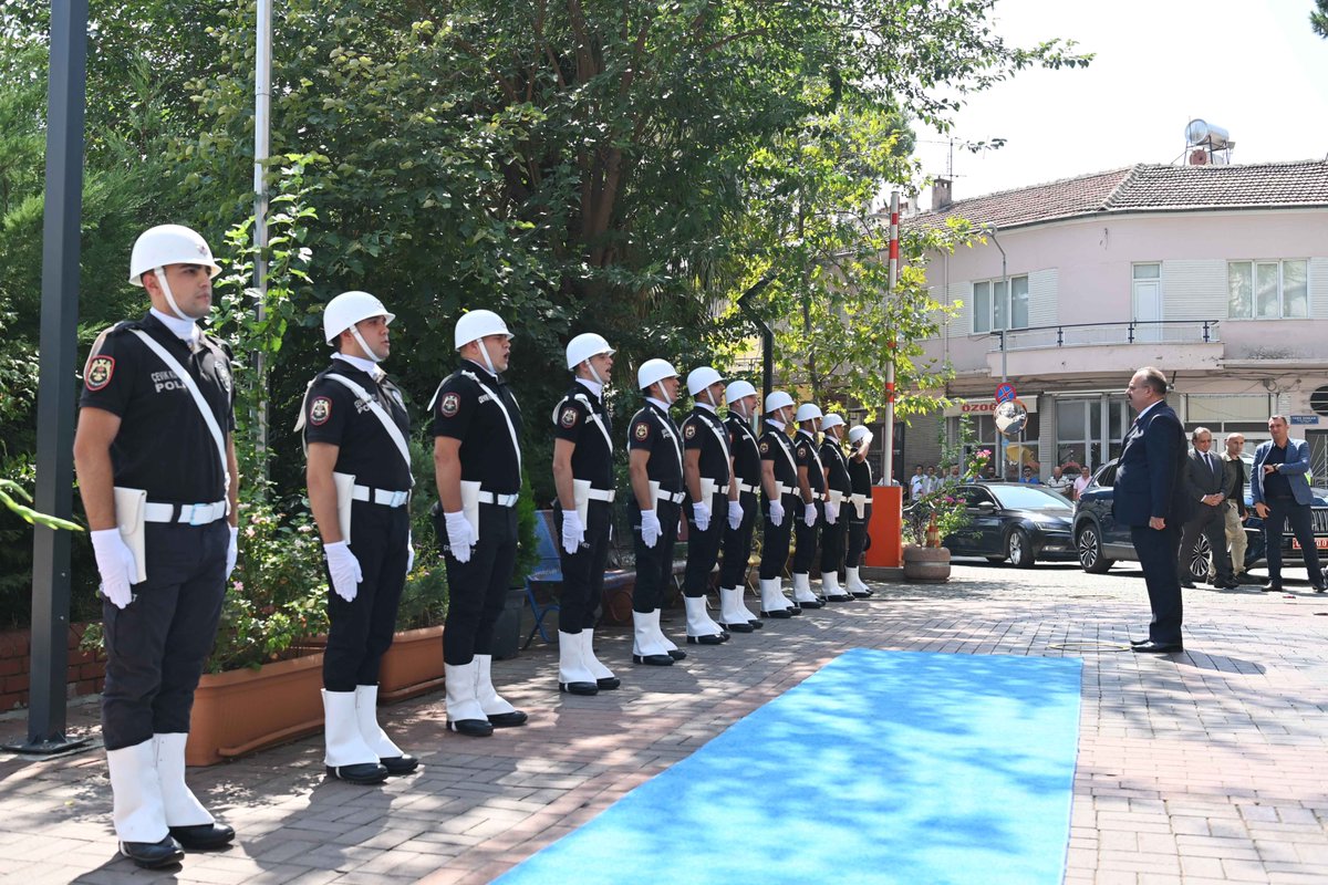 AydinValiligi's tweet photo. 2023/376 sayılı Cumhurbaşkanlığı Valiler Kararnamesi ile Bursa Valiliğinden Aydın Valiliğine atanan Vali @YakupCanbolat,

Aydın Valilik makamı önünde gerçekleştirilen karşılama töreninin ardından görevine başladı. https://t.co/uVXOH4NmyF