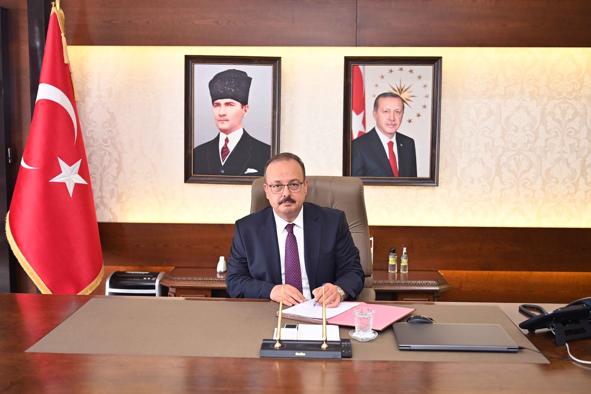 2023/376 sayılı Cumhurbaşkanlığı Valiler Kararnamesi ile Bursa Valiliğinden Aydın Valiliğine atanan Vali <a href="/YakupCanbolat/">Yakup CANBOLAT</a>,

Aydın Valilik makamı önünde gerçekleştirilen karşılama töreninin ardından görevine başladı.