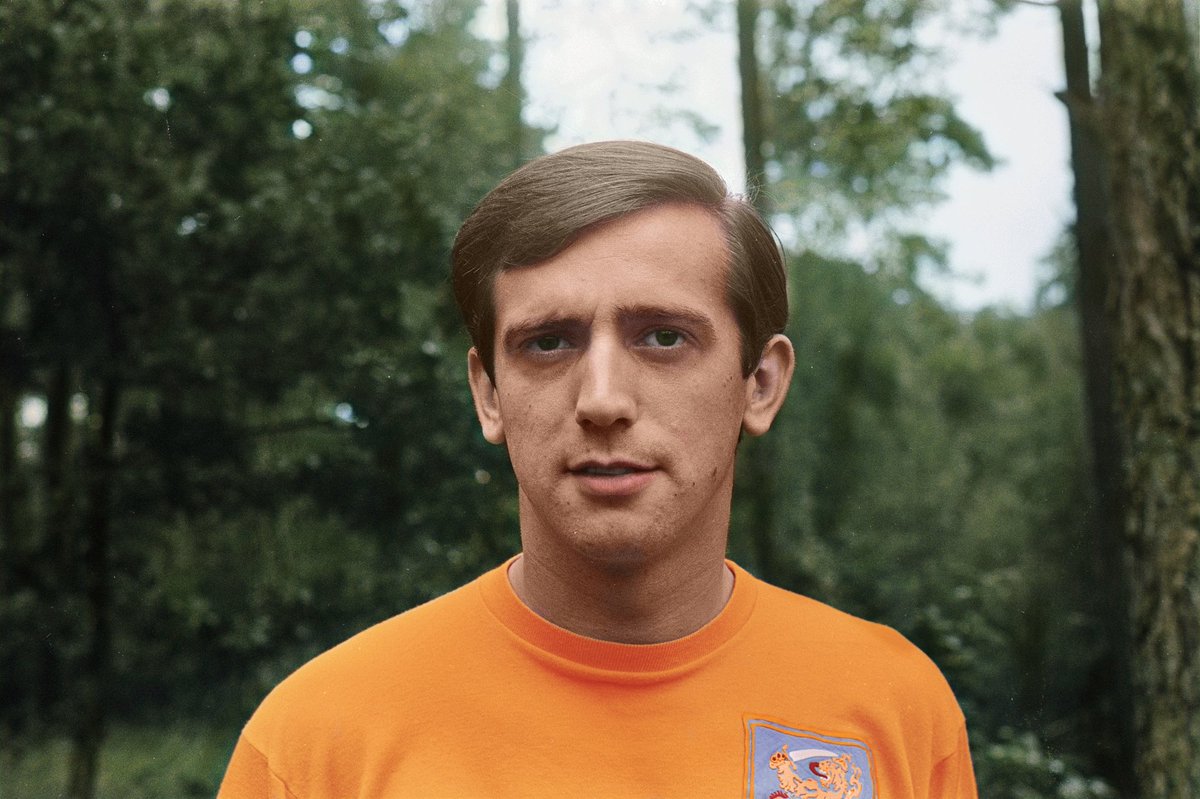 Люк де Йонг стал вторым бомбардиром ПСВ в еврокубках после Вилли ван дер Кёйлена. Но я несмогла пройти мимо фотографии Вилли и не покрасить её. 🎨

А в тележке пару слов о нём:
t.me/yureiren/28