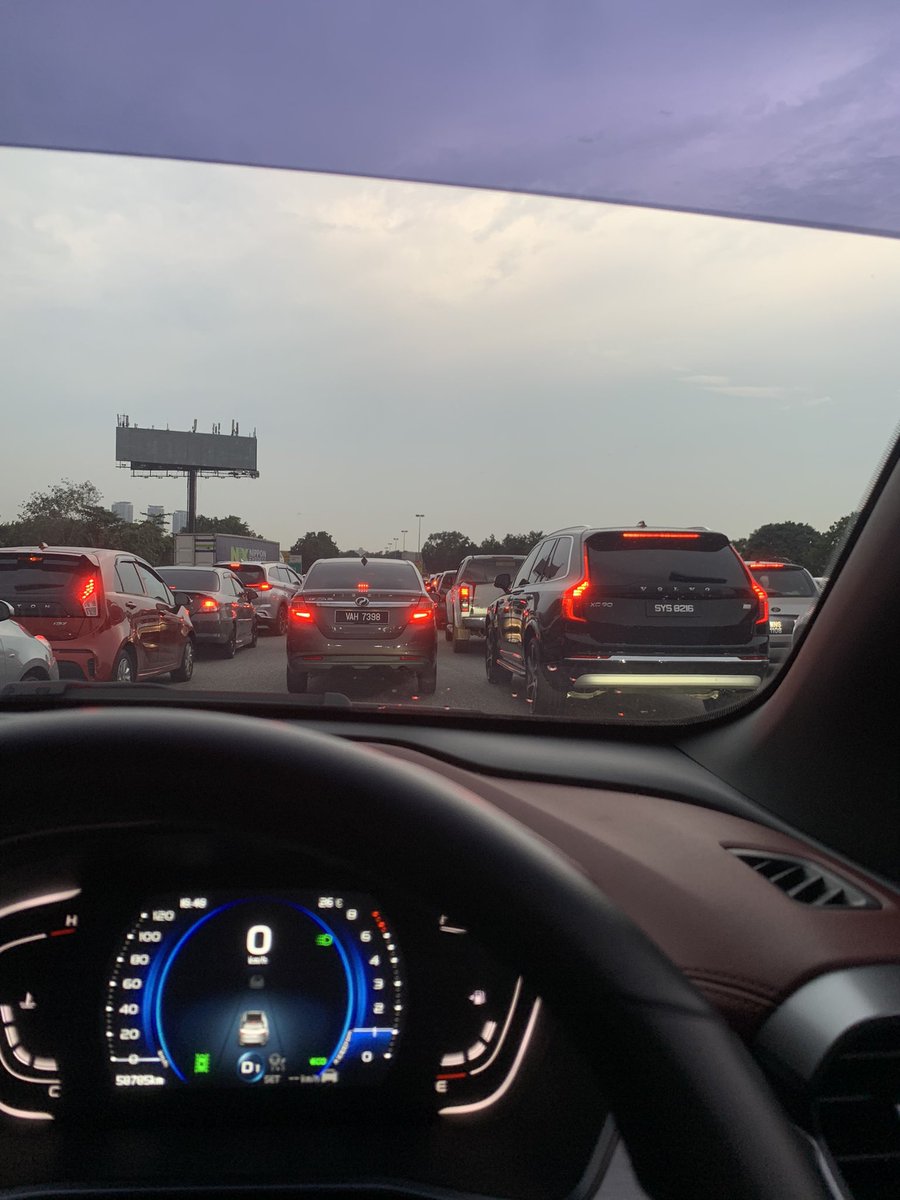 inilahkyrel's tweet photo. Stuck kt sini dah 30 minit. Tak tahu apa jadi kat depan tu.
Location: lepas tol USJ
#kesas https://t.co/lGtgnUodnk