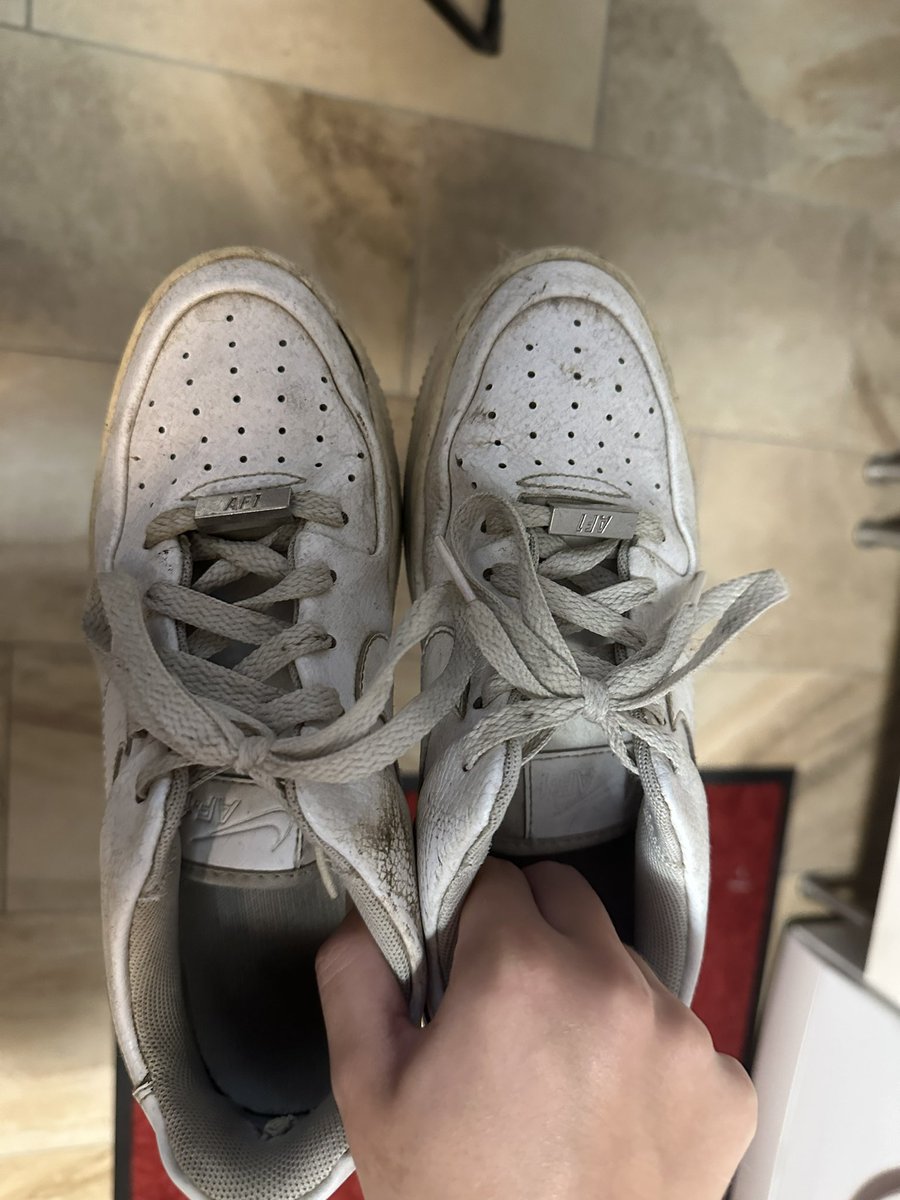 Lisa_47Dom's tweet photo. Diese lange getragenen, verschmutzten  Air Force könnt ihr loser auch kaufen. Größe 37.5 Wenn ihr eine angemessene Summe brav zahlt,trag ich sie  vielleicht extra nochmal beim Sport und Spucke rein😌
Das gefällt euch betas doch😂
Findom moneydom Herrin mistress goddess Göttin pig https://t.co/T3ZK3G33Aa