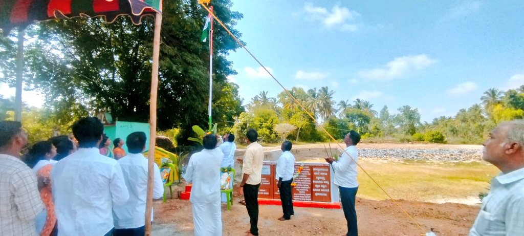 TPMalavalli's tweet photo. ಮಳವಳ್ಳಿ ತಾಲ್ಲೂಕಿನ ಬಂಡೂರು ಗ್ರಾಮ ಪಂಚಾಯತಿ ವ್ಯಾಪ್ತಿಯ ಅಮೃತ ಸರೋವರ ದಡದ ಮೇಲೆ ಧ್ವಜಾರೋಹಣ ಶಿಲಾಫಲಕ ಅನಾವರಣ ಮತ್ತು ಗ್ರಾಮ ಪಂಚಾಯತಿ ಸಿಬ್ಬಂದಿಗಳು ಮತ್ತು ಸಾರ್ವಜನಿಕರು ಪಂಚ ಪ್ರಾಣ ಶಪಥ ಪ್ರತಿಜ್ಞೆ ವಿಧಿ ಸ್ವೀಕರಿಸಿದರು.
@MgnregsK @ZP_Mandya https://t.co/S3MmJWpQpd