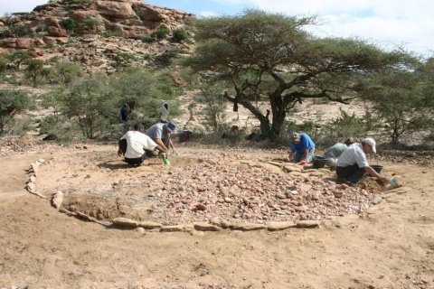 ADheegsan's tweet photo. There are 3 main types of archaeological tombs or tumuli located in the vicinity of the #LasGeel shelters where the circular mounds are 14 in total:
1. Cairns
2. Standing stones
3. Circular flat mounds.
One of them was excavated in 2004.
#Somaliland https://t.co/sZXyQSd5rq