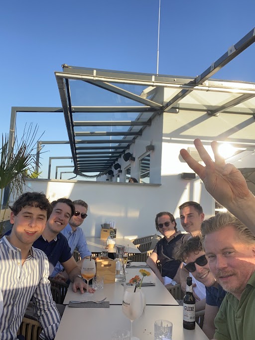 Sommer Vibes am Main!

Das Frankfurter Team eine Sommerparty gefeiert. Mit einer Bootstour über den Main und einem abschließenden Dinner mit Blick auf die Frankfurter Skyline ließen wir den Abend perfekt ausklingen.