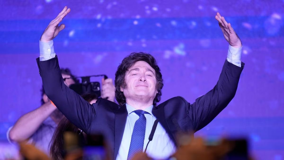 jesusescobarnqn's tweet photo. 🔴Milei dijo lo que hará si es Presidente: dolarizar, recortar gastos sociales, libre mercado a full (para alegría de los monopolios), privatizar las jubilaciones, la salud y la educación. 
👉🏽Ratifico lo que dije en mi campaña: Soy y seré enemigo de Milei. https://t.co/eYDwsf4bCS