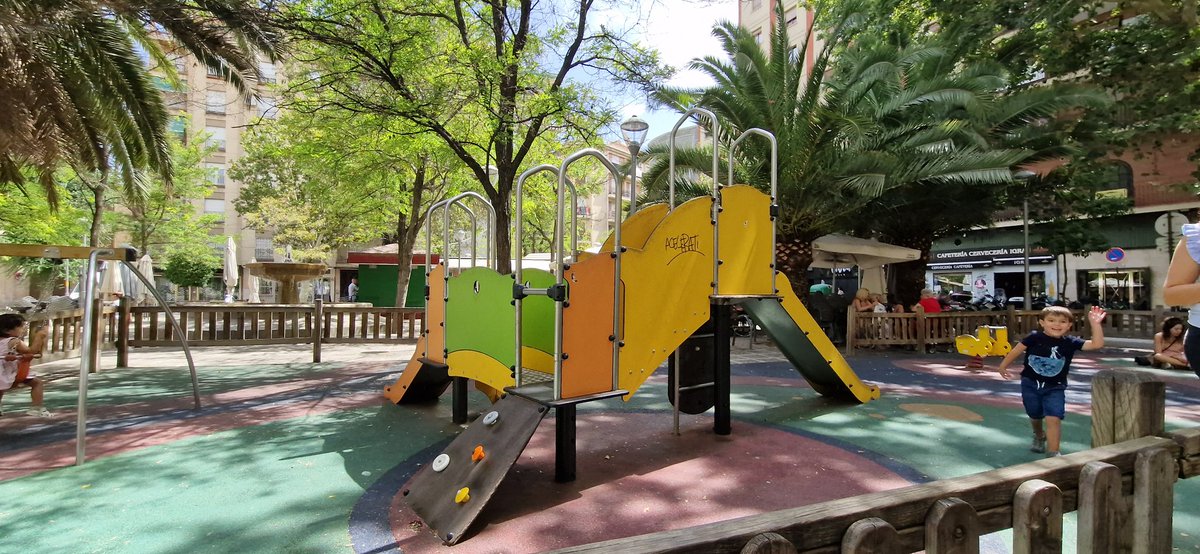 agsanchez7's tweet photo. @aytogr @marifrangr  que el parque infantil de Plaza de Gracia presente este aspecto tan sucio y mal mantenido  es lamentable. Muchos niños juegan en él. Limpiarlo de vez en cuando es fácil y barato https://t.co/sFJlaWIoCp