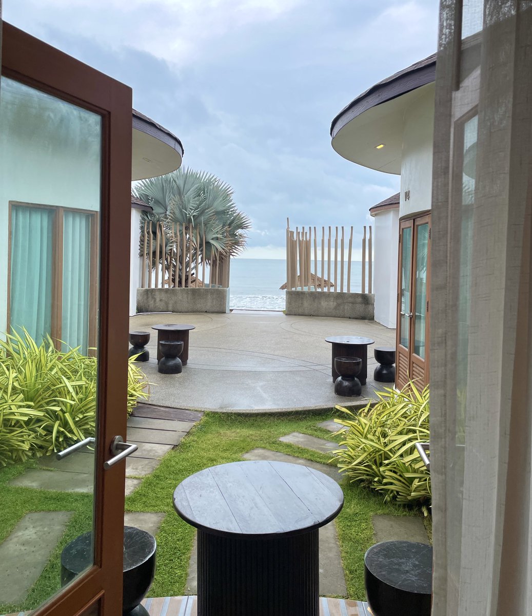 saroreview's tweet photo. ที่พักจันทบุรีสไตล์มัลดีฟส์🌴 Maldives Beach Resort อยู่ติดทะเล มีห้องหลายแบบให้เลือก เราพักแบบ Garden Villa เปิดประตูไปเจอทะเลเลย🌊 ห้องกว้าง เตียงนุ่มสบาย อาหารเช้าปัง หลากหลายและอร่อย ที่ชอบที่สุดคือบริการดีมากกก พนักงาน nice ทุกคนเลยย🥺 แนะนำๆๆ https://t.co/hwv94XVlxI