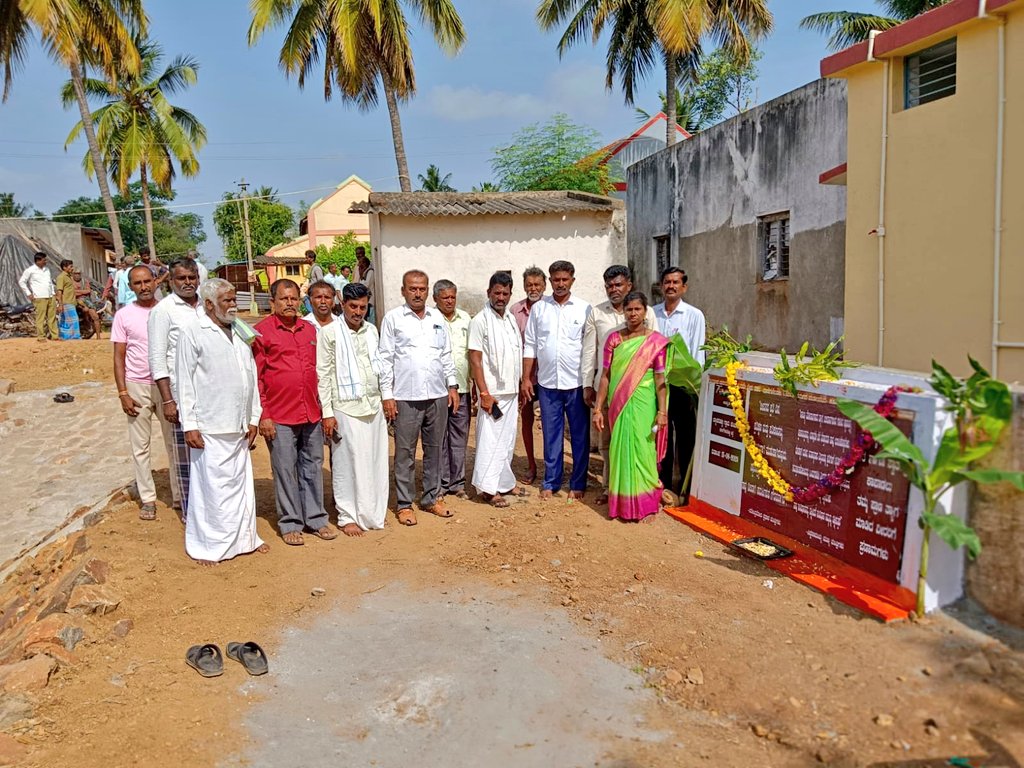 TPMalavalli's tweet photo. ಮಳವಳ್ಳಿ ತಾಲ್ಲೂಕಿನ ಬ್ಯಾಡರಹಳ್ಳಿ ಗ್ರಾಮ ಪಂಚಾಯತಿ ವ್ಯಾಪ್ತಿಯ ಕರಿಗೌಡನದೊಡ್ಡಿ ಕಟ್ಟೆ ಅಮೃತ ಸರೋವರ ದಡದ ಮೇಲೆ ಧ್ವಜಾರೋಹಣ ಶಿಲಾಫಲಕ ಅನಾವರಣ ಮತ್ತು ಗ್ರಾಮ ಪಂಚಾಯತಿ ಸಿಬ್ಬಂದಿಗಳು ಮತ್ತು ಸಾರ್ವಜನಿಕರು ಪಂಚ ಪ್ರಾಣ ಶಪಥ ಪ್ರತಿಜ್ಞೆ ವಿಧಿ ಸ್ವೀಕರಿಸಿದರು.
@MgnregsK @ZP_Mandya https://t.co/19SbNJu9cB