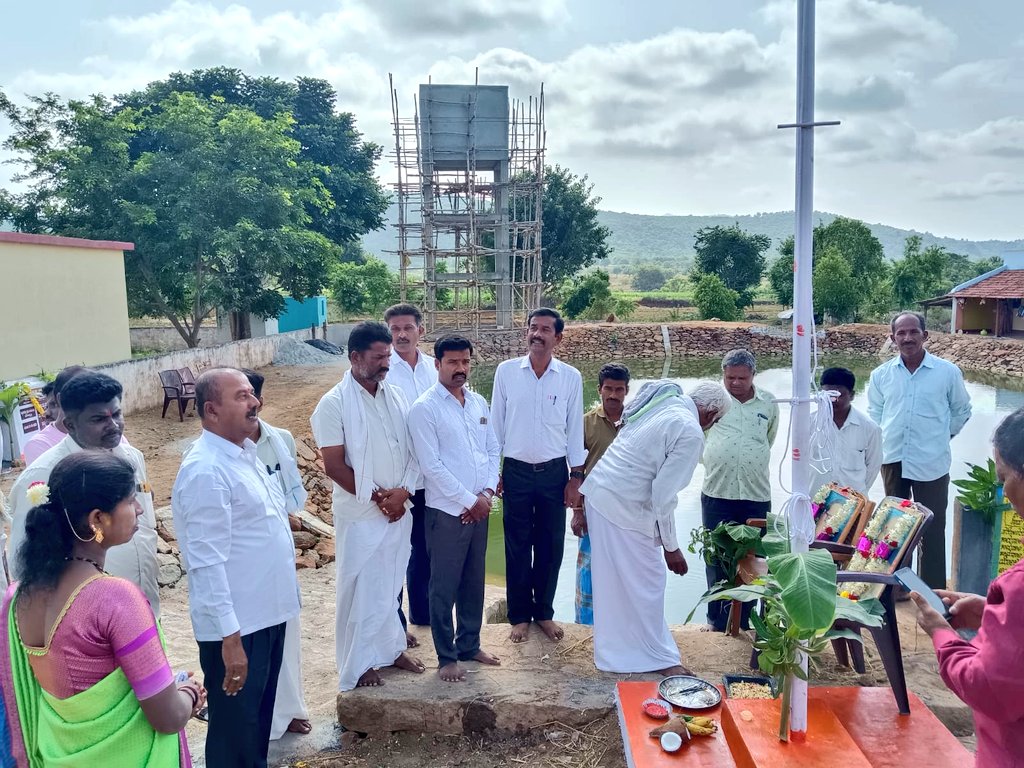 TPMalavalli's tweet photo. ಮಳವಳ್ಳಿ ತಾಲ್ಲೂಕಿನ ಬ್ಯಾಡರಹಳ್ಳಿ ಗ್ರಾಮ ಪಂಚಾಯತಿ ವ್ಯಾಪ್ತಿಯ ಕರಿಗೌಡನದೊಡ್ಡಿ ಕಟ್ಟೆ ಅಮೃತ ಸರೋವರ ದಡದ ಮೇಲೆ ಧ್ವಜಾರೋಹಣ ಶಿಲಾಫಲಕ ಅನಾವರಣ ಮತ್ತು ಗ್ರಾಮ ಪಂಚಾಯತಿ ಸಿಬ್ಬಂದಿಗಳು ಮತ್ತು ಸಾರ್ವಜನಿಕರು ಪಂಚ ಪ್ರಾಣ ಶಪಥ ಪ್ರತಿಜ್ಞೆ ವಿಧಿ ಸ್ವೀಕರಿಸಿದರು.
@MgnregsK @ZP_Mandya https://t.co/19SbNJu9cB