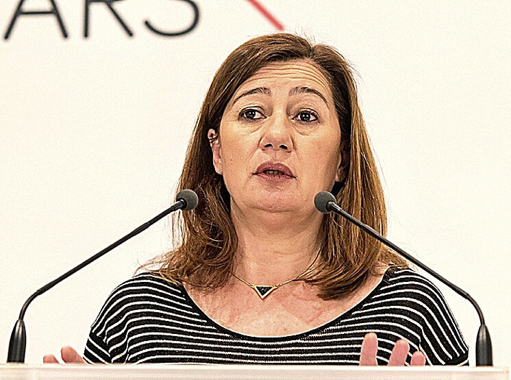 Vamos a ver. El PSOE no puede proponer a Francina Armengol como TERCERA AUTORIDAD DEL ESTADO. Ésta tiene que hacer cumplir la Constitución y CUMPLIRLA. Su bochornosa gobernanza en Baleares ninguneando el español a toda costa en escuelas y hospitales la descalifican.