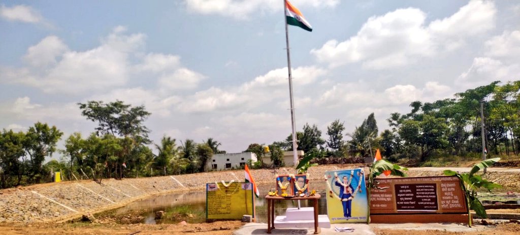 TPMalavalli's tweet photo. ಮಳವಳ್ಳಿ ತಾಲ್ಲೂಕಿನ ತೊರೆಕಾಡನಹಳ್ಳಿ ಗ್ರಾಮ ಪಂಚಾಯತಿ ವ್ಯಾಪ್ತಿಯ ಕುಂಟನದೊಡ್ಡಿ ಕಟ್ಟೆ ಅಮೃತ ಸರೋವರ ದಡದ ಮೇಲೆ ಧ್ವಜಾರೋಹಣ ಶಿಲಾಫಲಕ ಅನಾವರಣ ಮತ್ತು ಗ್ರಾಮ ಪಂಚಾಯತಿ ಸಿಬ್ಬಂದಿಗಳು ಮತ್ತು ಸಾರ್ವಜನಿಕರು ಪಂಚ ಪ್ರಾಣ ಶಪಥ ಪ್ರತಿಜ್ಞೆ ವಿಧಿ ಸ್ವೀಕರಿಸಿದರು
@MgnregsK @ZP_Mandya https://t.co/RNRsGxKXGD