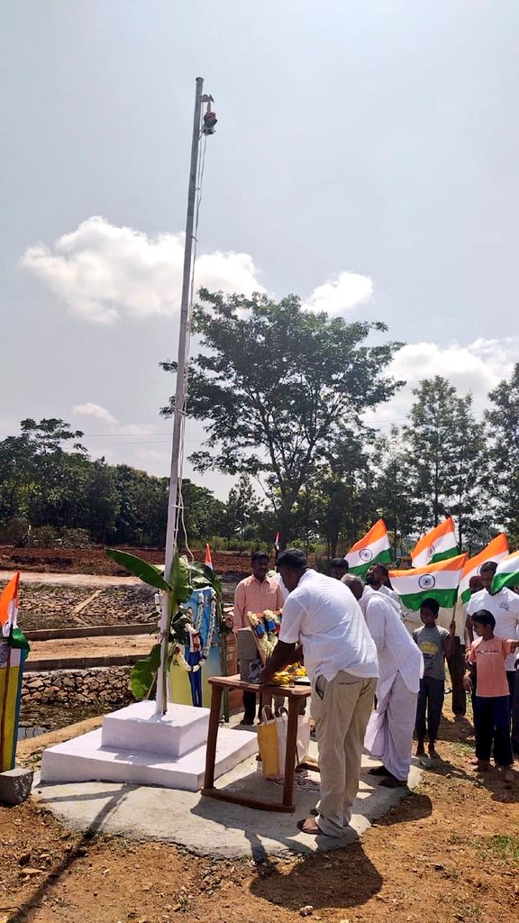 TPMalavalli's tweet photo. ಮಳವಳ್ಳಿ ತಾಲ್ಲೂಕಿನ ತೊರೆಕಾಡನಹಳ್ಳಿ ಗ್ರಾಮ ಪಂಚಾಯತಿ ವ್ಯಾಪ್ತಿಯ ಕುಂಟನದೊಡ್ಡಿ ಕಟ್ಟೆ ಅಮೃತ ಸರೋವರ ದಡದ ಮೇಲೆ ಧ್ವಜಾರೋಹಣ ಶಿಲಾಫಲಕ ಅನಾವರಣ ಮತ್ತು ಗ್ರಾಮ ಪಂಚಾಯತಿ ಸಿಬ್ಬಂದಿಗಳು ಮತ್ತು ಸಾರ್ವಜನಿಕರು ಪಂಚ ಪ್ರಾಣ ಶಪಥ ಪ್ರತಿಜ್ಞೆ ವಿಧಿ ಸ್ವೀಕರಿಸಿದರು
@MgnregsK @ZP_Mandya https://t.co/RNRsGxKXGD