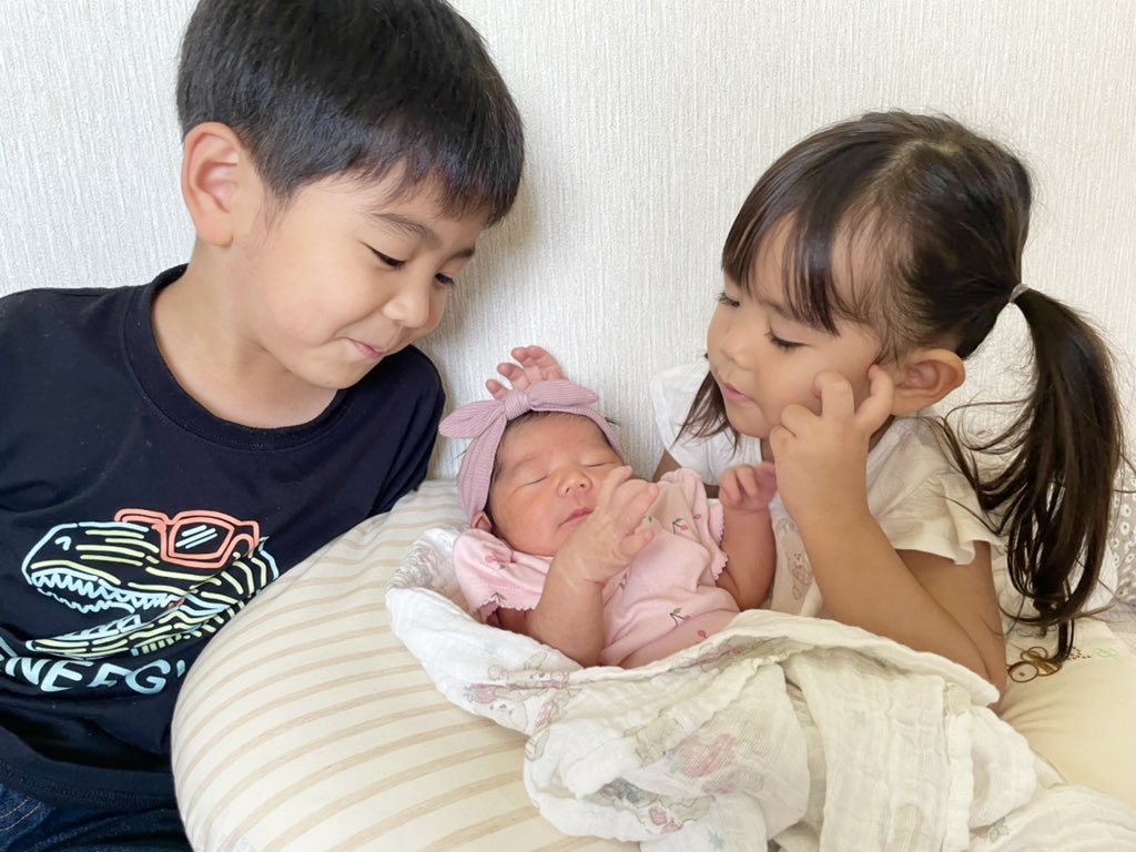 kaedebuu15's tweet photo. 台風の日に産まれてきた次女👶🏻💗
5人家族になりました🥰 https://t.co/sE2nxP1osY