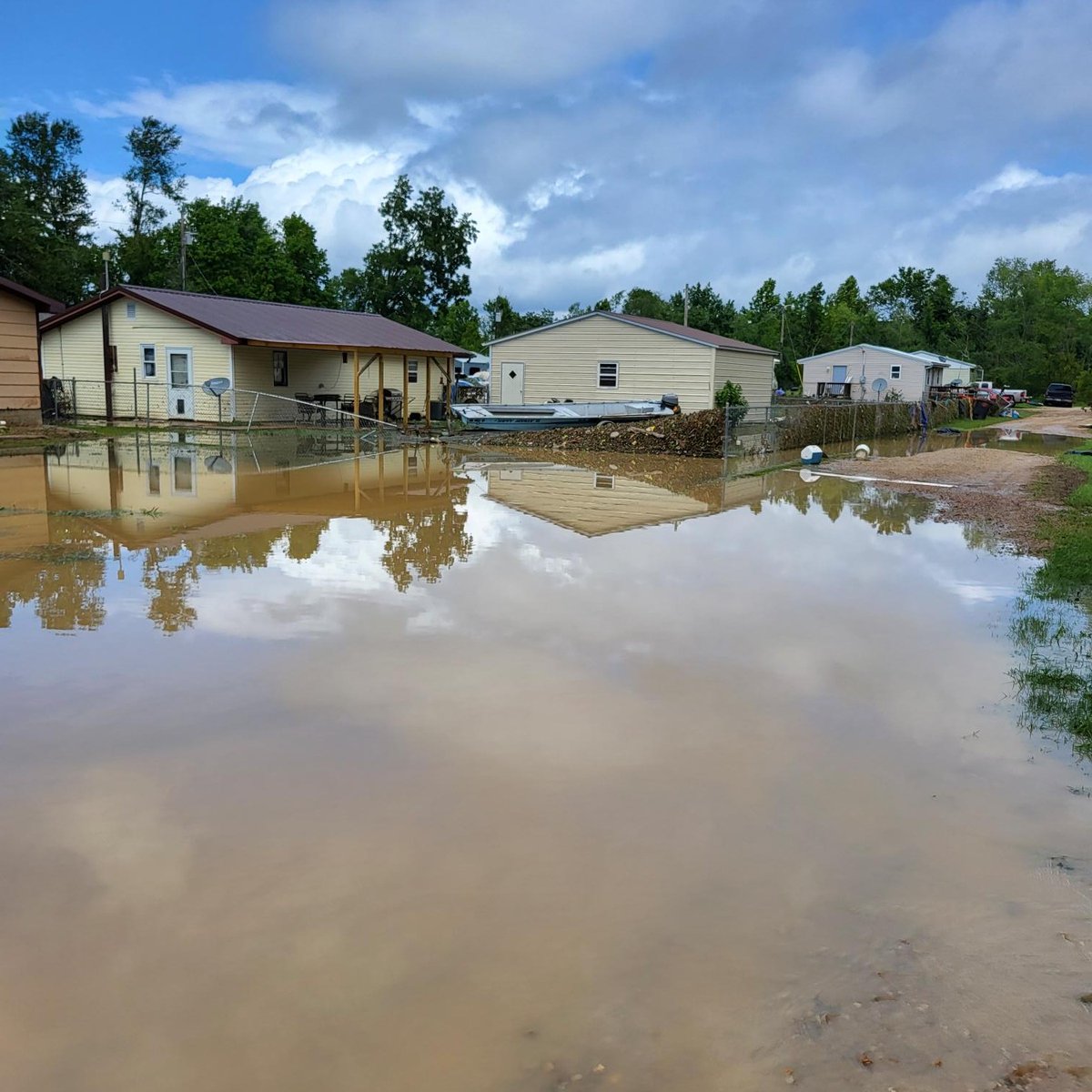 RedCrossMO's tweet photo. American Red Cross is assessing damage to homes following flooding in Bollinger &amp; Scott counties Monday. Anyone whose home sustained significant damage, come to the Marble Hill Baptist Church, at 502 Broadway St., Marble Hill Aug.16 &amp; Aug 17, 9 a- 4 p for Red Cross assistance. https://t.co/HdOZnp4oIa