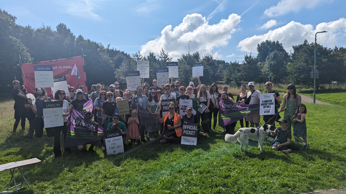 Wow what a fantastic turnout for our Day 1 strike action over HE pay. We have had over a decade of real-terms pay cuts. By delivering decent staff pay, you deliver a better experience for students. @UNISONinHE @UNISONinHE #RisingTogetherForBetterPay