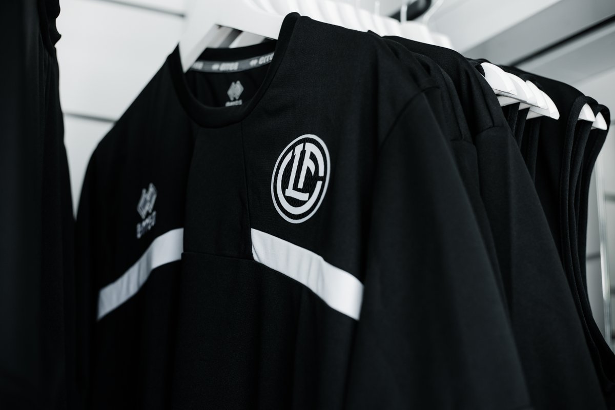 FCLugano1908's tweet photo. ⚪️⚫️ 𝐒𝐈𝐀𝐌𝐎 𝐀𝐏𝐄𝐑𝐓𝐈 ‼️ Corri a trovarci al nostro store ufficiale allo stadio per accaparrarti subito i prodotti ufficiali della stagione 2023/24 🆕 ⚽️🔥
⏱️ Siamo aperti dalle 13:00 alle 18:00, ti aspettiamo a Cornaredo 🏟️
#fclugano #lugano #FCL #Shop #Cornaredo https://t.co/3ME9xEhcTy