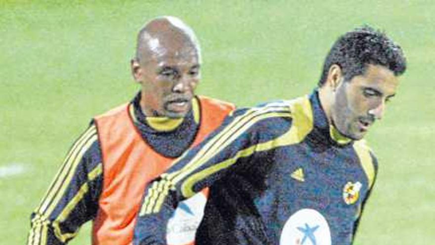 _Roberlocura12's tweet photo. Año 2008, un negro (Marcos Senna) y un gitano (Dani Güiza) ganando la Eurocopa con España. 

Vas con 15 años de retraso, Aníbal. https://t.co/8pJuHQj0GH