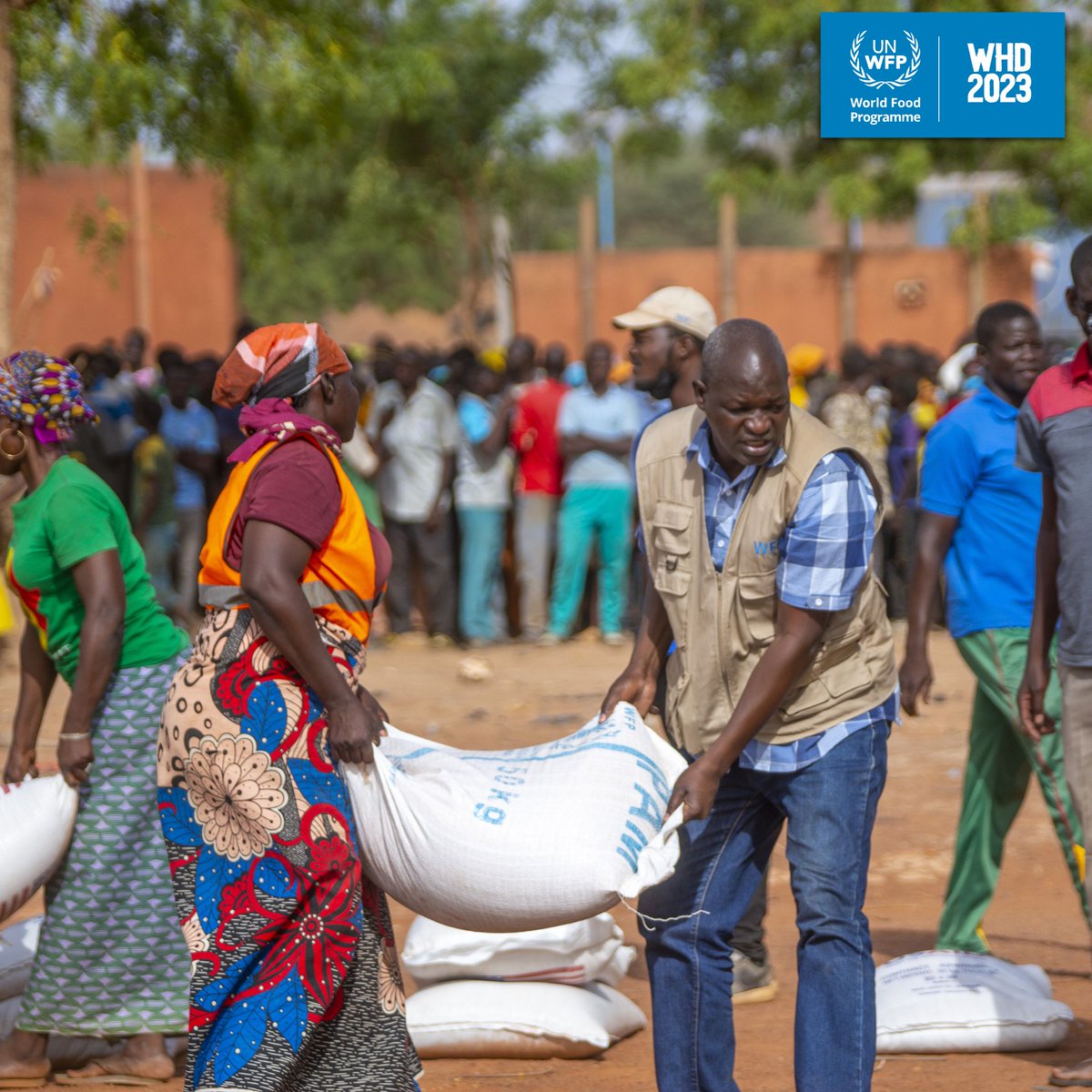 #HumanitarianResponse #BurkinaFaso
Solidarité en action! 💪🤝​

Dans les moments complexes, les humanitaires du PAM sont aux côtés des réfugiés, déplacés et communautés d'accueil, pour répondre à leurs besoins alimentaires vitaux. #QuoiQuilArrive 
#WHD2023​

@onubf @EPruscini