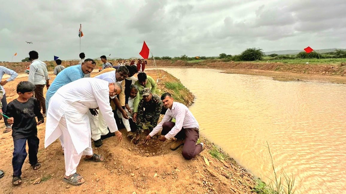 IaSouthern's tweet image. #NationBuilding

Celebrating #AmritMahostav &amp;amp; the spirit of #HarGharTiranga, #RannWarriors of #IndianArmy hoisted the vibrant Tricolour at the newly constructed Sarovar, at the border village of #Khavda, #Gujarat under #AmritSarovar program. 

#IndianArmy
#IndependenceDay2023