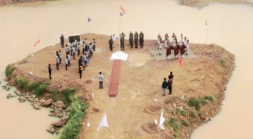 IaSouthern's tweet image. #NationBuilding

Celebrating #AmritMahostav &amp;amp; the spirit of #HarGharTiranga, #RannWarriors of #IndianArmy hoisted the vibrant Tricolour at the newly constructed Sarovar, at the border village of #Khavda, #Gujarat under #AmritSarovar program. 

#IndianArmy
#IndependenceDay2023