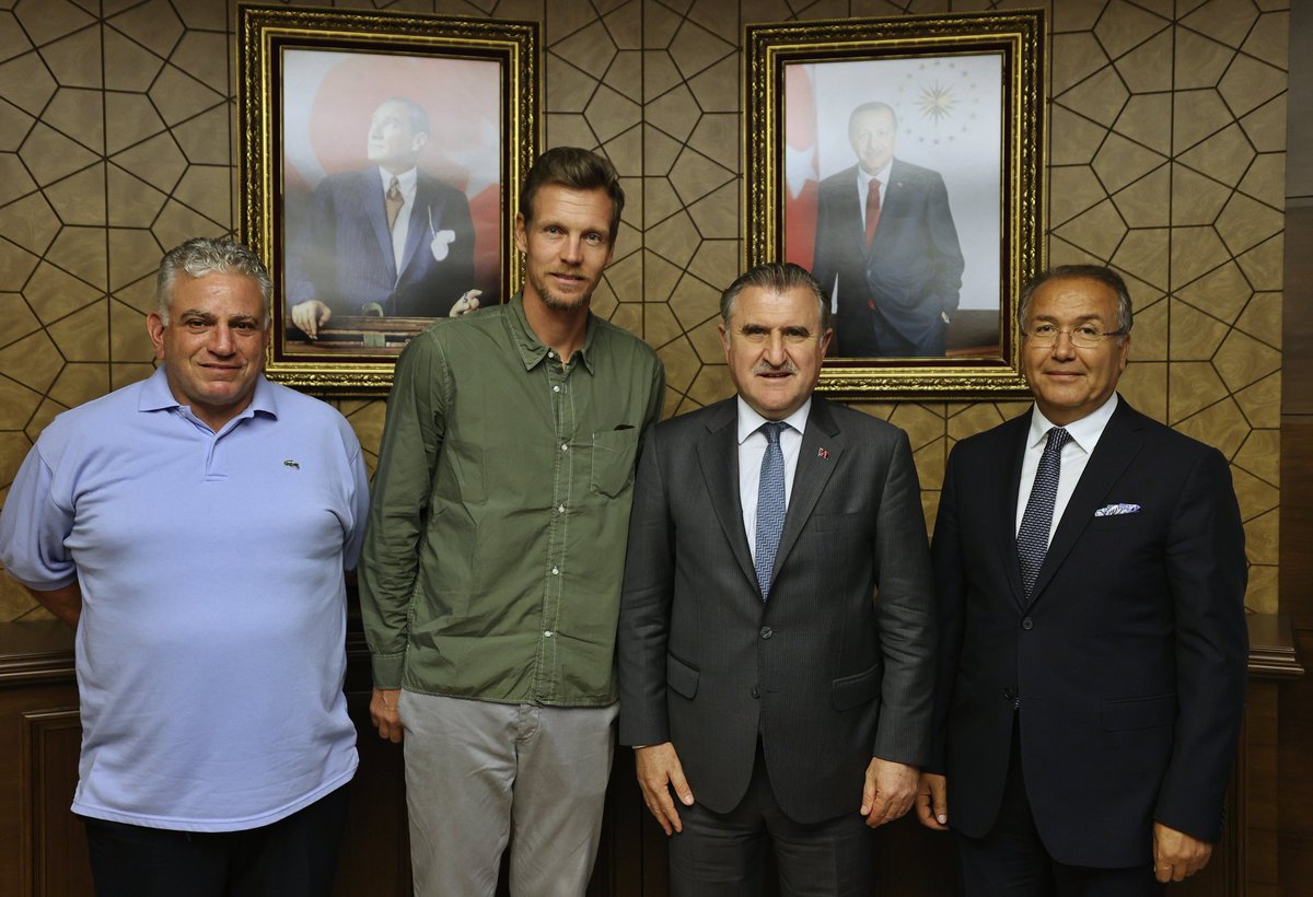 TTForgtr's tweet photo. Gençlik ve Spor Bakanı Dr. @OA_BAK, dünya eski 4 numarası Tomas Berdych'i kabul etti.  Federasyon Başkanımız @TTFCengizdurmus ve eski tenisçi Amit Naor da görüşmede yer aldı.

Sayın Bak'a misafirperverliği ve destekleri için teşekkürlerimizi sunuyoruz. 

🔗https://t.co/BTE0Kfe6Yf https://t.co/RuZxu5si7Q