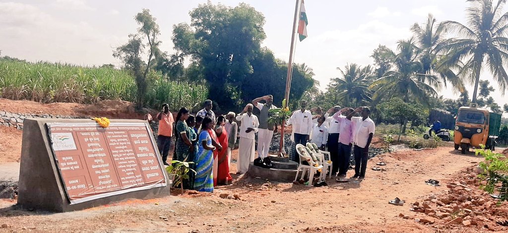 TPMalavalli's tweet photo. ಮಳವಳ್ಳಿ ತಾಲ್ಲೂಕಿನ ಕ್ಯಾತನಹಳ್ಳಿ ಗ್ರಾಮ ಪಂಚಾಯತಿ ವ್ಯಾಪ್ತಿಯ ಅರಳಿ ಮರದ ಕಟ್ಟೆ ಅಮೃತ ಸರೋವರ ದಡದ ಮೇಲೆ ಧ್ವಜಾರೋಹಣ ಶಿಲಾಫಲಕ ಅನಾವರಣ ಮತ್ತು ಗ್ರಾಮ ಪಂಚಾಯತಿ ಸಿಬ್ಬಂದಿಗಳು ಮತ್ತು ಸಾರ್ವಜನಿಕರು ಪಂಚ ಪ್ರಾಣ ಶಪಥ ಪ್ರತಿಜ್ಞೆ ವಿಧಿ ಸ್ವೀಕರಿಸಿದರು. ನನ್ನ ಮಣ್ಣು ನನ್ನ ದೇಶ ಮಣ್ಣನ್ನು  ಸಂಗ್ರಹಿಸಿದರು.
@MgnregsK @ZP_Mandya https://t.co/7IlOmRJu0f