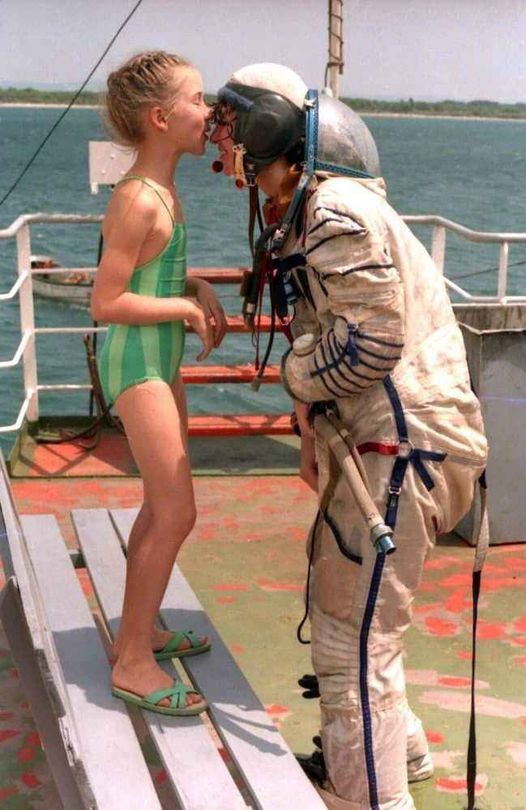 LKosmonautika's tweet photo. Il 16/8/1939 nasceva Valeri #Ryumin. missioni, 371 giorni, 17h e 24' nello spazio. Fu controllore di volo dal 1981 al 1989 durante le missioni #Saljut-7 e #Mir. Sposato con la collega Elena #Kondakova, è scomparso nel 2022. Nella foto, Elena Kondakova e la loro figlia Evgenia. https://t.co/o1WuoAQF7F