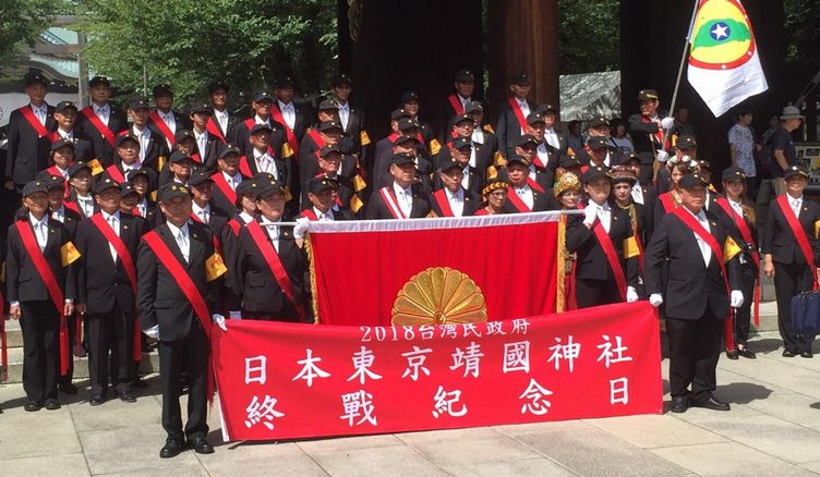 yukin_done's tweet photo. 毎年終戦の日になると靖国神社に集団で隊列を組んで現れる台湾民政府について誤解されておられる方が後を絶たないので解説しておきます。台湾民政府は2008年に林志昇が設立した私的な政治結社で、結論から言うと詐欺集団で台湾政府とは何の関係もありません。

台湾民政府の身分証があれば、アメリカにビザなし入国ができるなどと騙し、身分証や自動車のナンバープレート、車検証などを販売していましたが2018年に逮捕されました。林志昇は2019年11月2日、自宅で転倒して頭蓋内出血を起こし、同月6日夜に死去、2022年6月、裁判所は林志昇の妻・林梓安について299件の詐欺を認定、懲役19年と200万台湾ドルの罰金、台湾民政府に不法所得7369万台湾ドルの支払いを命じました。

どれだけ親日思想を持とうが、犯罪を犯す者と志を共にすることはできません。李登輝友の会の人々も再三再四彼らに騙されないようにと注意を呼びかけていました。もし事情を知らない方がおられましたらご参考まで。