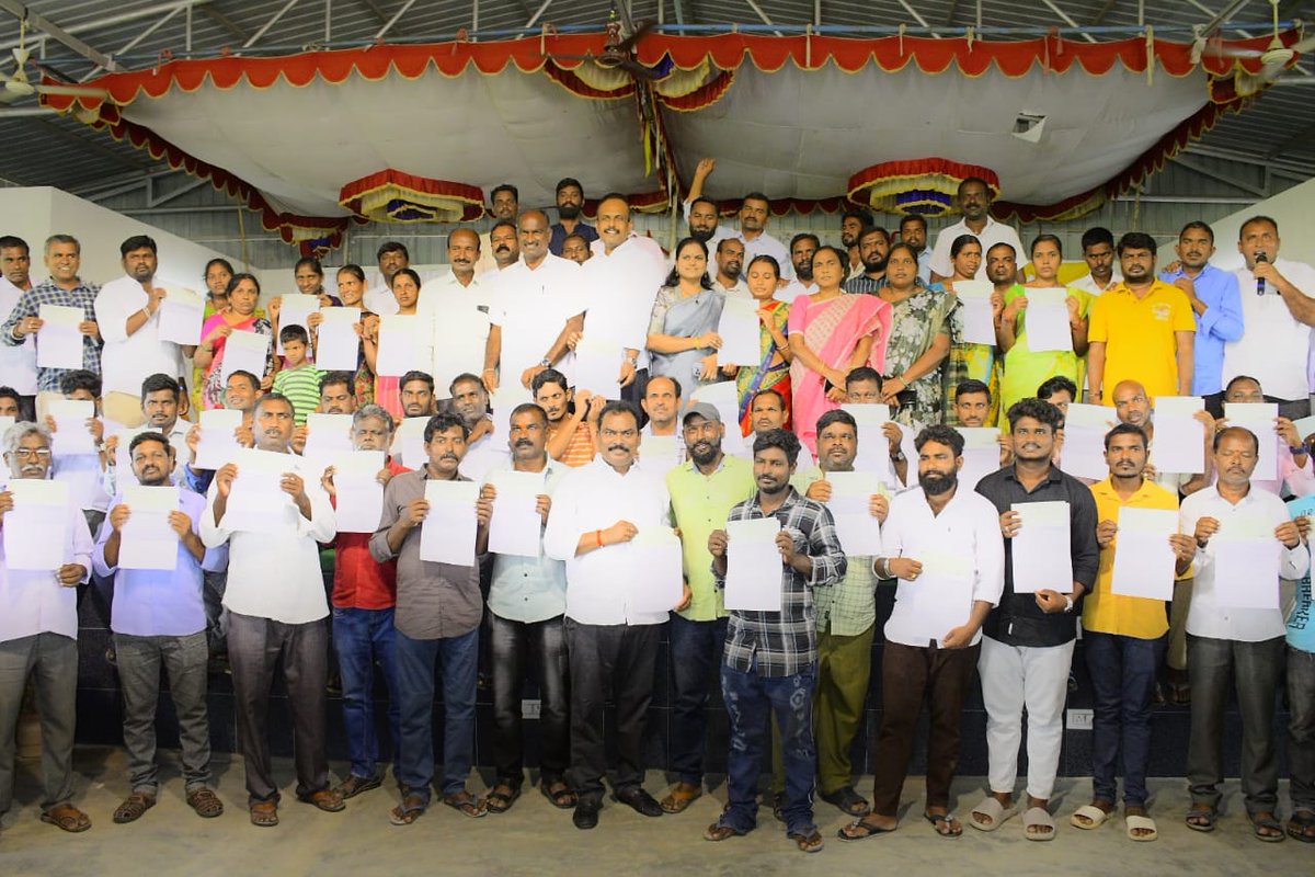 Ravishankar_BRS's tweet photo. చొప్పదండి నియోజకవర్గంలోని గంగాధర,రామడుగు, చొప్పదండి, మల్యాల, కొడిమ్యల మండలాలకు సంబంధించిన  250 మంది లబ్దిదారులకు ఒక్కొక్కరికి 1 లక్ష రూపాయల విలువ గల BC బంధు చెక్కులను పంపిణీ చేయడం జరిగింది.
@KTRBRS 
@SantoshKumarBRS 
@vinodboianpalli 
@RaoKavitha https://t.co/JXGWADYcI3