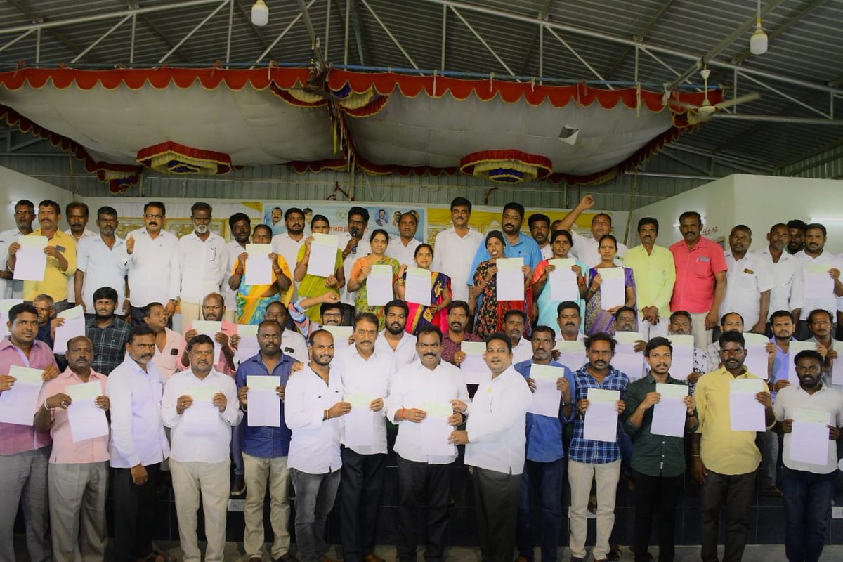 Ravishankar_BRS's tweet photo. చొప్పదండి నియోజకవర్గంలోని గంగాధర,రామడుగు, చొప్పదండి, మల్యాల, కొడిమ్యల మండలాలకు సంబంధించిన  250 మంది లబ్దిదారులకు ఒక్కొక్కరికి 1 లక్ష రూపాయల విలువ గల BC బంధు చెక్కులను పంపిణీ చేయడం జరిగింది.
@KTRBRS 
@SantoshKumarBRS 
@vinodboianpalli 
@RaoKavitha https://t.co/JXGWADYcI3